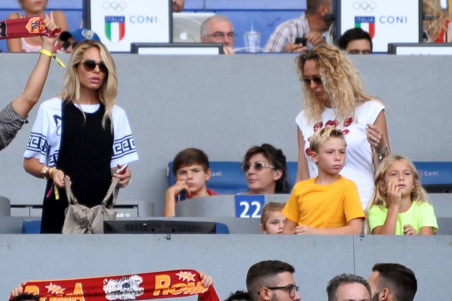 Ilary Blasi allo stadio per assistere alla partita Roma-Cagliari con i figli Cristian e Chanel e la sorella Silvia (Olycom)